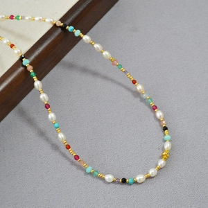 Collier en perles d'eau douce et pierres colorées avec des séparateurs dorés style boho