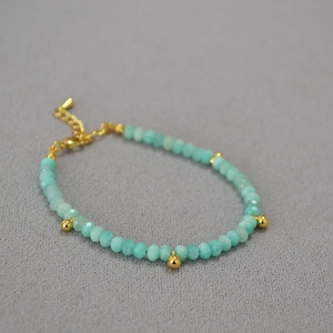Détail du bracelet en perles d'amazonite avec pierres bleues et accents dorés