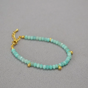 Détail du bracelet en perles d'amazonite avec accents dorés et fermoir mousqueton