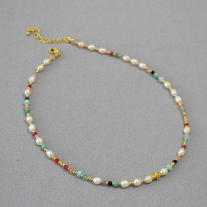 Collier de perles d'eau douce et pierres colorées avec fermoir mousqueton doré chic