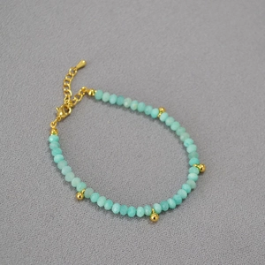 Détail du bracelet en perles d'amazonite avec boules dorées et fermoir mousqueton