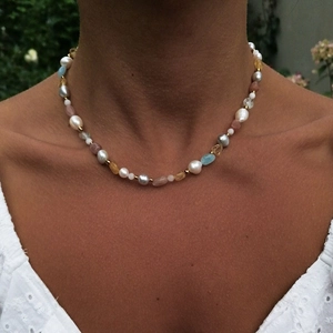 Collana con perle barocche e acquamarina con pietre multicolore e perle dorate