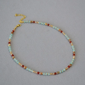 Détail du collier de perles bohème avec turquoise, agate et fermoir doré ajustable