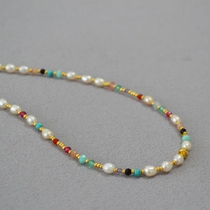 Collier de pierres précieuses colorées et perles d'eau douce avec une sphère dorée centrale