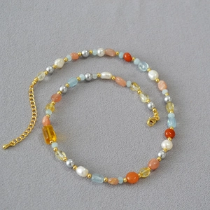 Dettaglio della collana fatta a mano con perle barocche e pietre preziose colorate