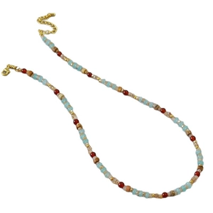 Collier bohème avec perles bleu turquoise, rouge profond et grains de bois naturels