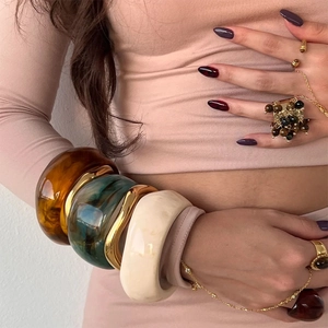 Bracelets rétro en résine marbrée et anneaux dorés ondulés au design vintage chic