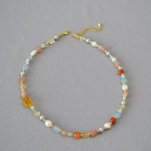 Collana di perle barocche e acquamarina con cristallo giallo e chiusura dorata