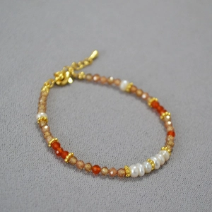 Bracelet minimaliste en perles d'eau douce avec pierres champagne et fermoir doré