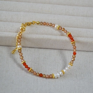 Bracelet élégant en perles d'eau douce avec zircons champagne et fermoir doré chic