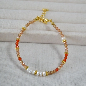 Détail du bracelet en zircon champagne et perles d'eau douce avec fermoir mousqueton doré