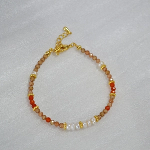 Vue détaillée du bracelet en perles champagne et perles d'eau douce avec fermoir doré