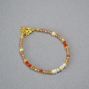Détail du bracelet avec perles d'eau douce, pierres d'ambre et fermoir doré