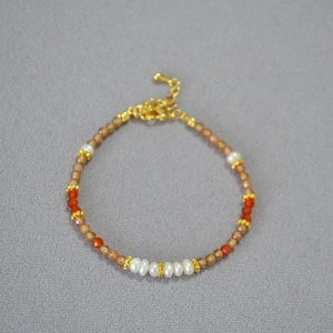 Bracelet fait main avec perles d'eau douce, zircon champagne et fermoir mousqueton doré