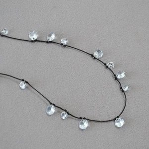 Elegante collana in cordino nero con pendenti a fiore in cristallo scintillante e zirconi