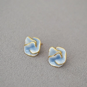 Makroaufnahme von 925 Silber Kamelien-Ohrringen mit blauem Emaille und Goldrändern