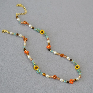 Détail du collier de perles avec tournesols, perles d'eau douce et fermoir doré ajustable