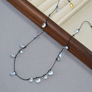 Collana Minimalista con Nodo in Cordino Nero e Fiore di Zirconia Elegante Gioiello Artigianale Placcato Oro per Donna