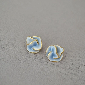 Elegante blau-weiße Emaille-Kamelienblüten-Ohrstecker mit 925er Silberstiften