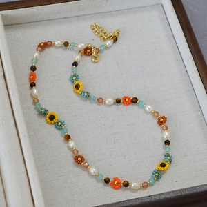 Collier en perles bohème avec fleurs de tournesol faites à la main et pierres colorées