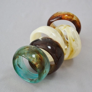 Ensemble de bracelets larges en résine acrylique avec motifs marbrés et écaille
