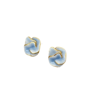 Vintage Emaille Kamelie Ohrstecker in Blau mit Goldrand auf weißem Hintergrund