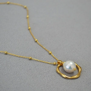 Baroque freshwater pearl pendant necklace with irregular geometric gold ring on bead chain