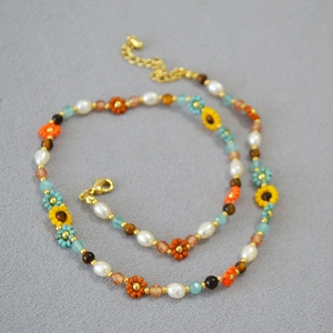 Collier perlé bohème aux motifs de tournesols Van Gogh et perles blanches
