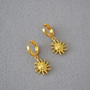 Brass Gold Plated Sun Face Hoop Earrings For Women Minimalist Personality Sun God Pendant Ins Style Fashion Jewelry