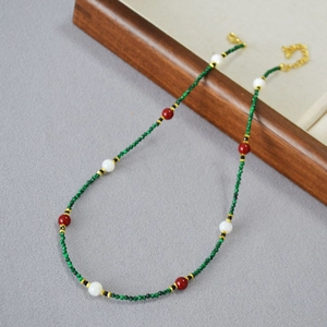 Detailansicht der Malachit-Perlenkette mit roten Akzenten und verstellbarem Karabiner