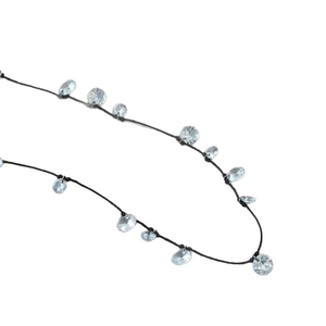 Elegante collana in cordino nero con accenti floreali in cristallo di zircone circolare