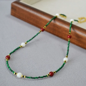 Detail der Vintage-Malachit-Perlenkette mit roten Akzenten und Gold-Abstandshaltern