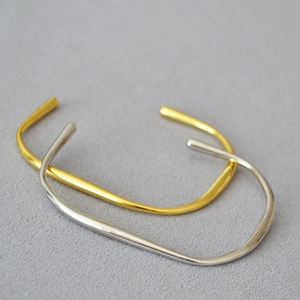 Minimalistische unregelmäßige geometrische Armreifen in Gold und Silber poliert