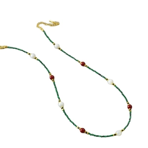 Handgefertigte Perlenkette mit grünen Malachit-Perlen und Perlenimitaten im Vintage-Stil