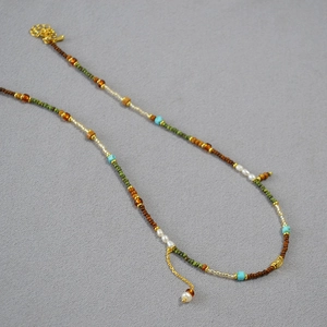 Collier de perles bohème multicolore avec turquoise et perles au design asymétrique