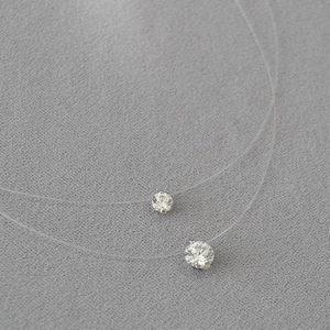 Collier invisible double épaisseur minimaliste avec zircone étincelante sur fil transparent