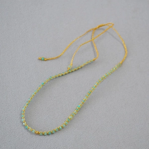 Détail du bracelet bohème ajustable avec perles turquoise et touches dorées