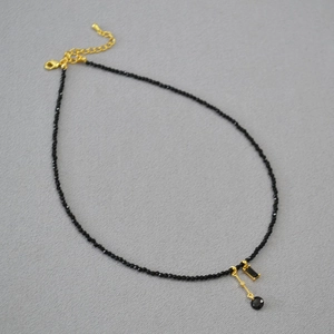 Collier en perles noires minimaliste avec pendentif géométrique doré et fermoir mousqueton