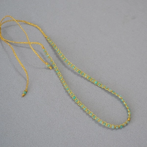 Vue détaillée d'un bracelet bohème fait main en perles turquoise et fil doré