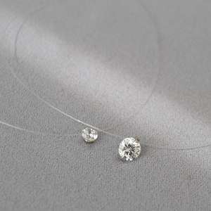 Détail macro du pendentif en zircone cubique sur collier à fil de pêche invisible