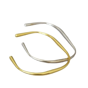 Unregelmäßige Wellenarmreifen in poliertem Gold und mattem Silberfinish