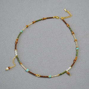 Détail de perles colorées, pierre turquoise et perle d'eau douce avec fermoir mousqueton