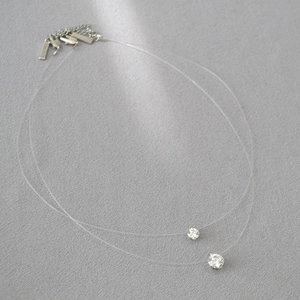 Collier invisible en fil de pêche avec pendentif solitaire en zircon étincelant