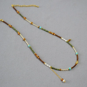 Détail du collier bohème perlé avec fermoir mousqueton doré et perles de rocaille colorées