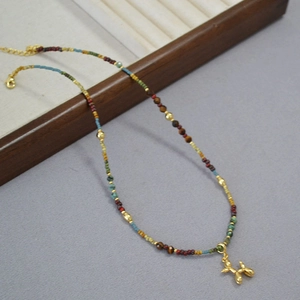 Collier Perlé Vintage Français pour Femmes Perles Colorées Pierre Naturelle Chaîne de Clavicule avec Pendentif Chien Ballon Plaqué Or Bijoux Cadeau