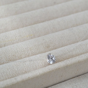 Gros plan d'un pendentif en zircone flottant sur un fil invisible sur support bijoux