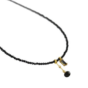 Collier minimaliste en perles de spinelle noire avec d'élégants pendentifs dorés géométriques