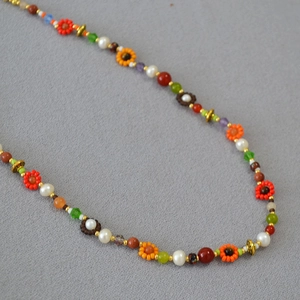 Détail du collier bohème avec des perles Miyuki colorées et des motifs floraux