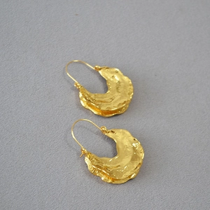 Golden earrings with irregular hammered lava texture in minimalist retro fan shape design