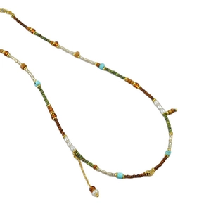 Collier de perles multicolores bohème avec perles vertes et pendentifs dorés